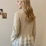 Orvokki™ | Neulepaita röyhelöillä