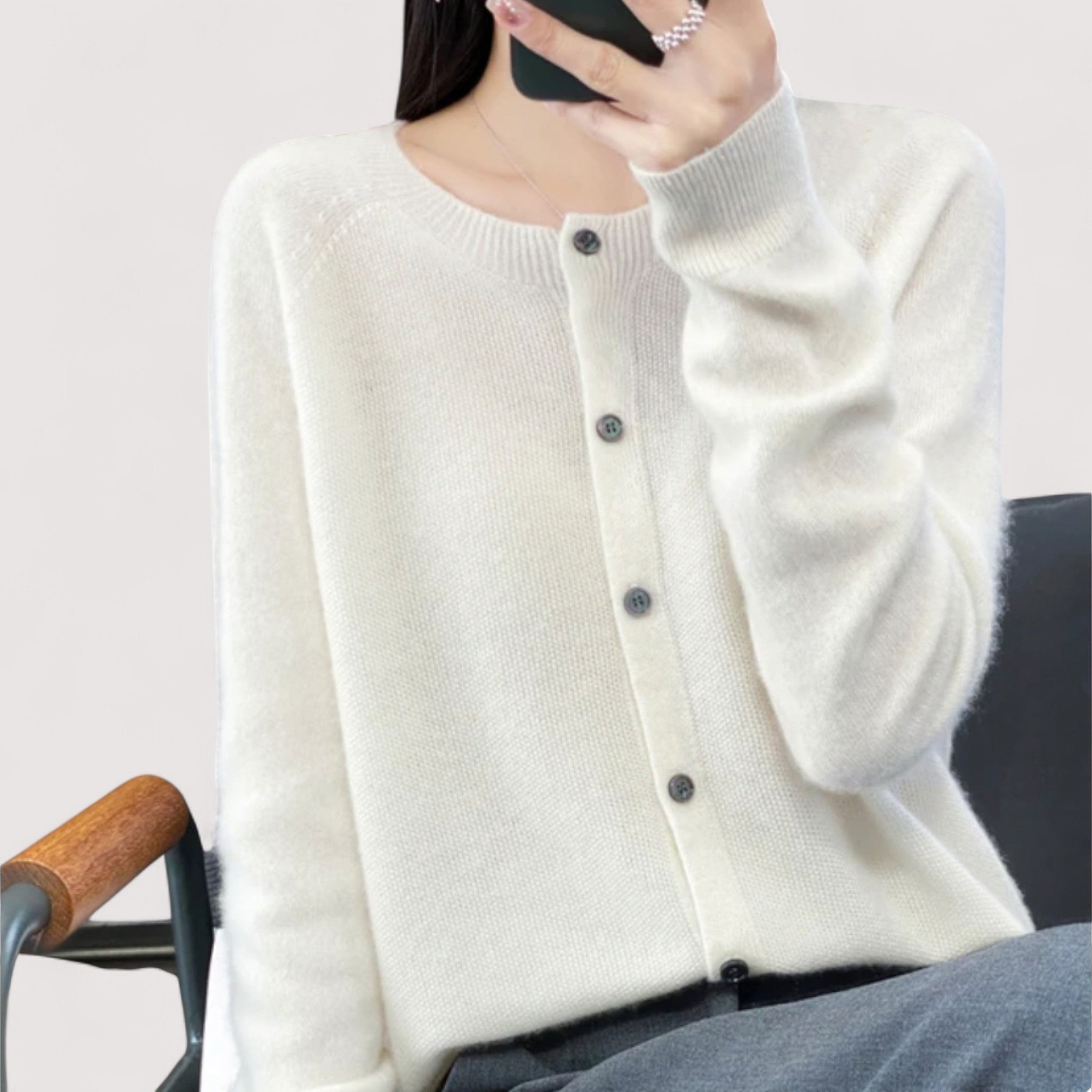 Darija™ – Pehmeä neulejakku napilla